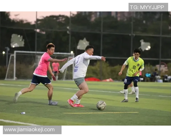 精彩踢足球图片大全展示足球运动的魅力与激情,感受每一次进球的欢愉与团队的默契